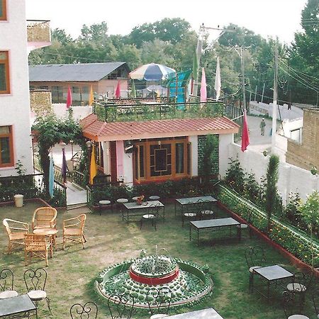 Hotel Zahgeer Continental - Srinagar Buitenkant foto