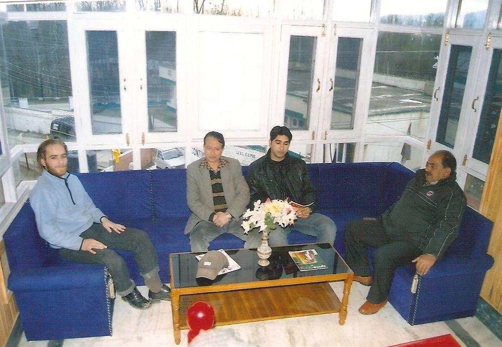 Hotel Zahgeer Continental - Srinagar Buitenkant foto