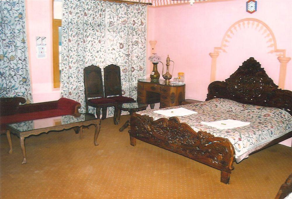 Hotel Zahgeer Continental - Srinagar Buitenkant foto