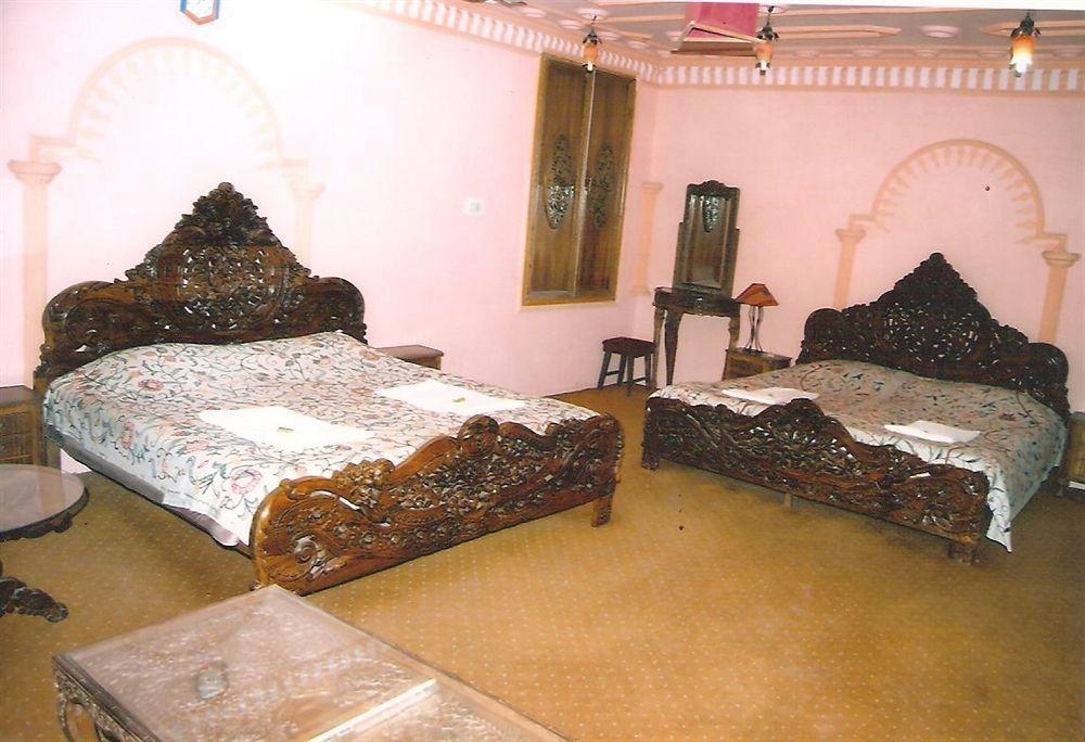 Hotel Zahgeer Continental - Srinagar Buitenkant foto