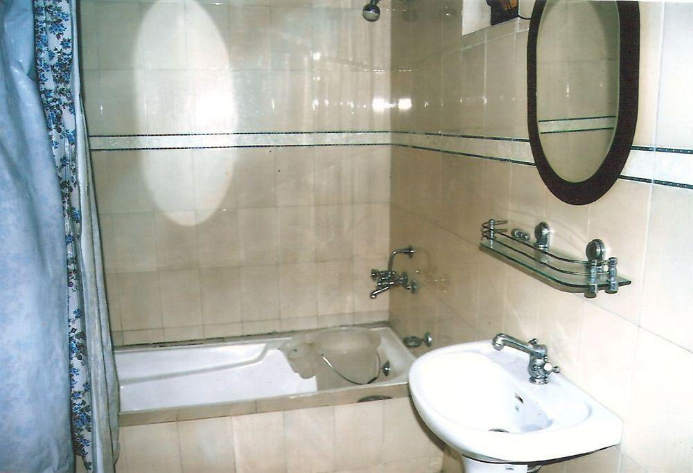 Hotel Zahgeer Continental - Srinagar Buitenkant foto