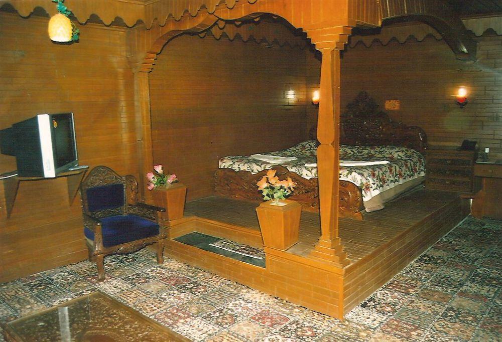 Hotel Zahgeer Continental - Srinagar Buitenkant foto