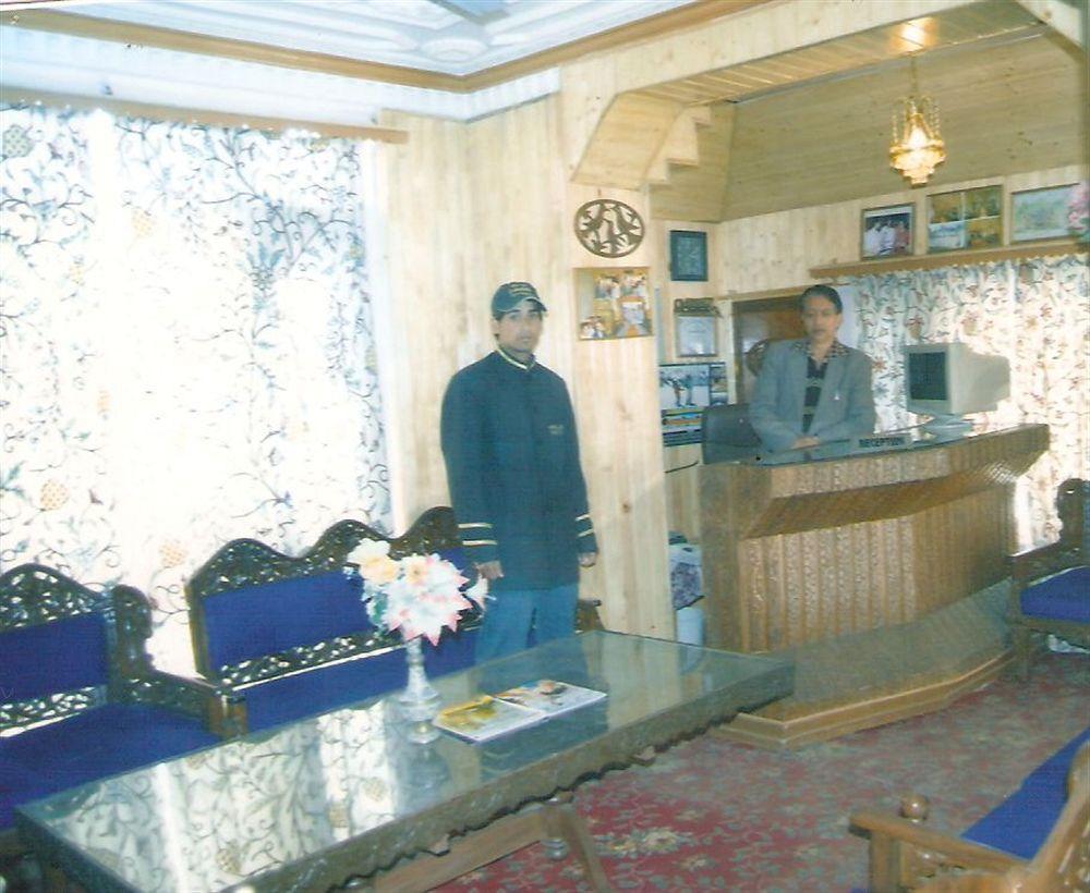 Hotel Zahgeer Continental - Srinagar Buitenkant foto