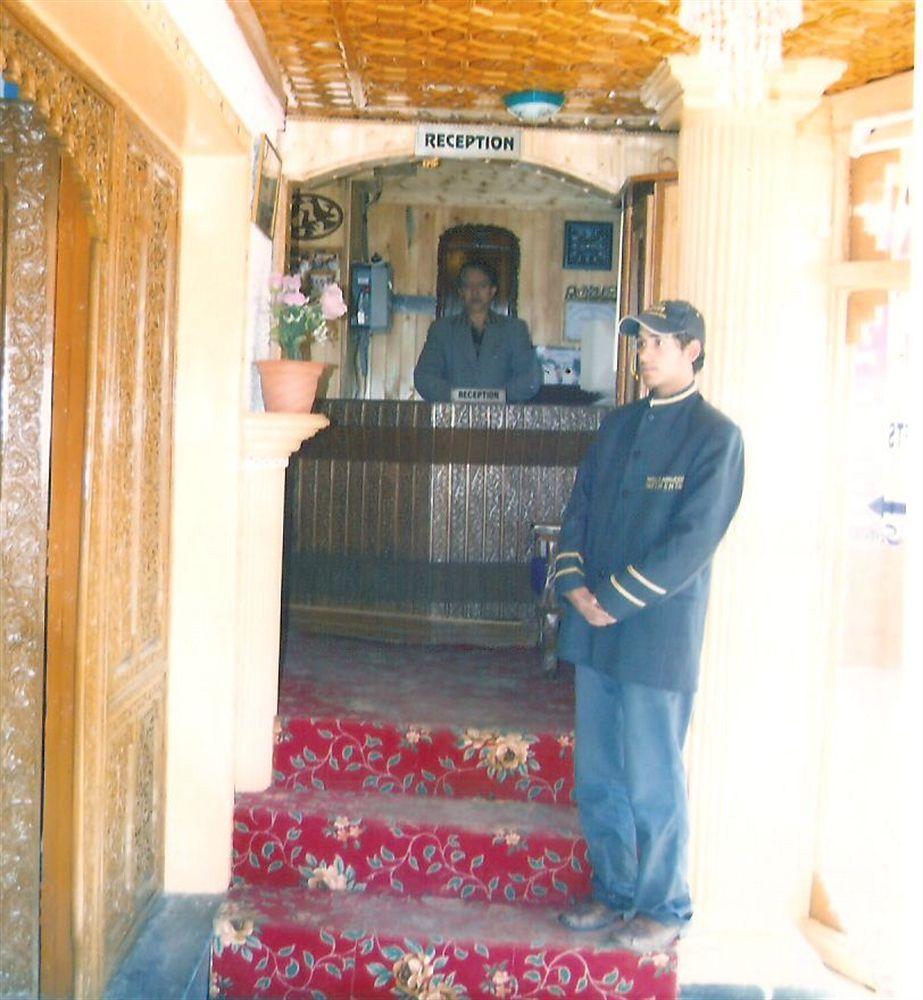 Hotel Zahgeer Continental - Srinagar Buitenkant foto