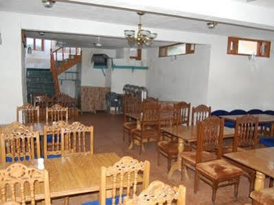 Hotel Zahgeer Continental - Srinagar Buitenkant foto