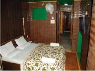 Hotel Zahgeer Continental - Srinagar Buitenkant foto
