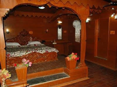 Hotel Zahgeer Continental - Srinagar Buitenkant foto