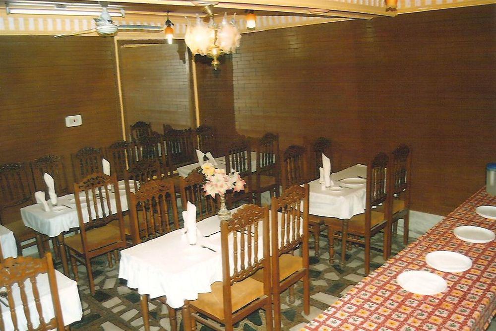 Hotel Zahgeer Continental - Srinagar Buitenkant foto