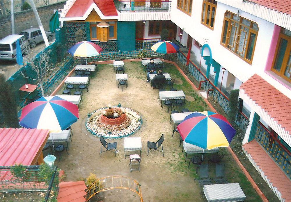 Hotel Zahgeer Continental - Srinagar Buitenkant foto