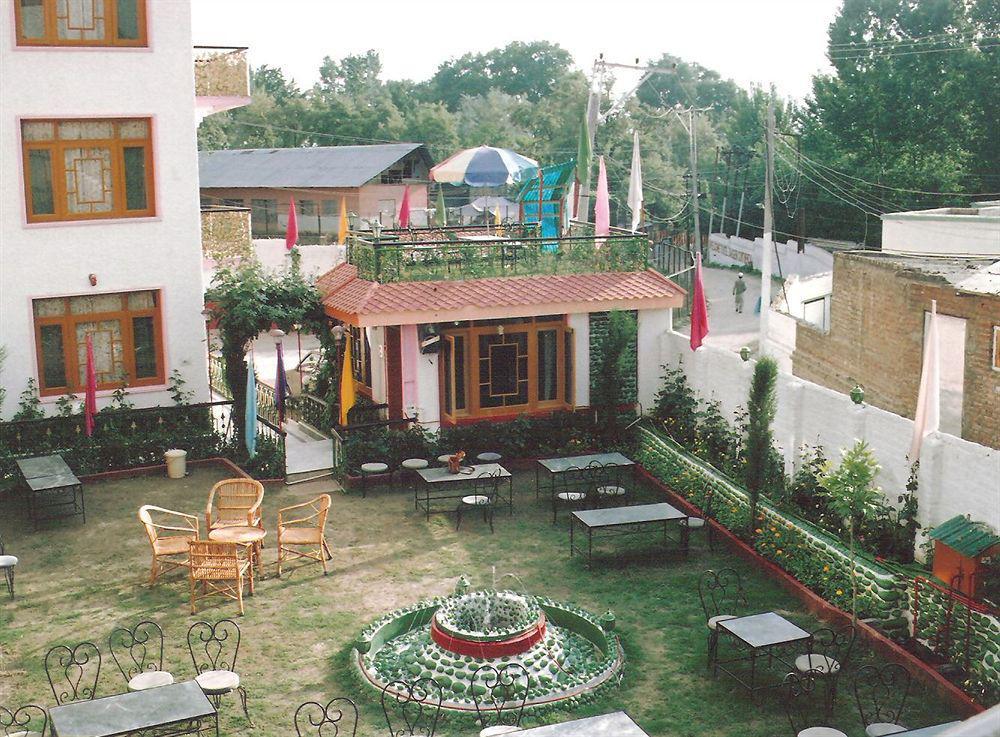 Hotel Zahgeer Continental - Srinagar Buitenkant foto